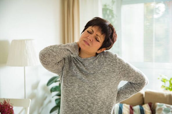 una donna ha l'osteocondrosi del rachide cervicale