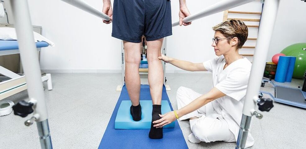 Fisioterapista che istruisce il paziente con artrosi del ginocchio